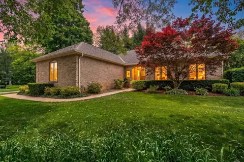 246 White Thorne Ln, Valparaiso, IN 46383