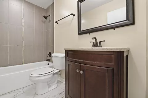 Bath - 7933 Jefferson Ave #4B, Munster, IN 46321 photo 2 of 2