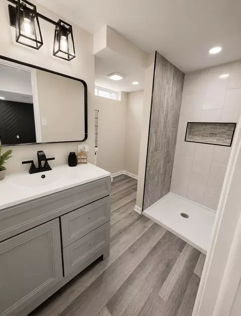 Bath - 6747 Birch Pl, Gary, IN 46403 photo 1 of 4