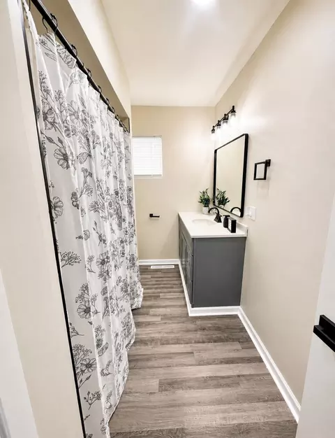 Bath - 6747 Birch Pl, Gary, IN 46403 photo 3 of 4