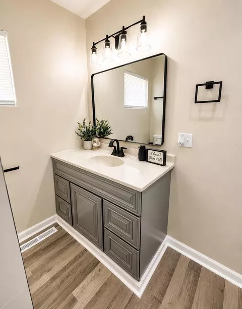 Bath - 6747 Birch Pl, Gary, IN 46403 photo 2 of 4
