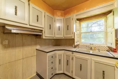 Kitchen - 8570 Mattson Dr, Saint John, IN 46373 photo 3 of 3