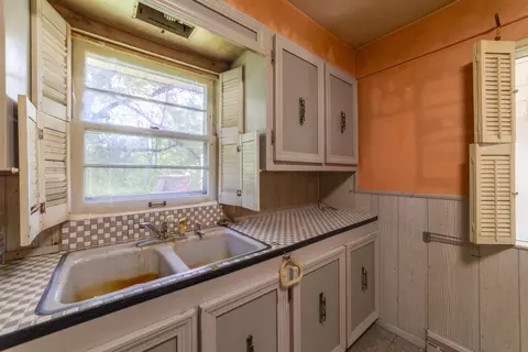 Kitchen - 8570 Mattson Dr, Saint John, IN 46373 photo 2 of 3