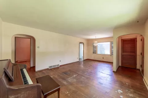 Living - 8570 Mattson Dr, Saint John, IN 46373 photo 2 of 5