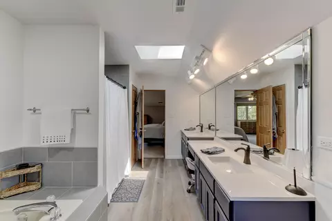 Bath - 817 Robin Ct, Dyer, IN 46311 photo 3 of 4