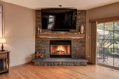 Living - 817 Robin Ct, Dyer, IN 46311 photo 3 of 4
