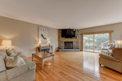 Living - 817 Robin Ct, Dyer, IN 46311 photo 2 of 4