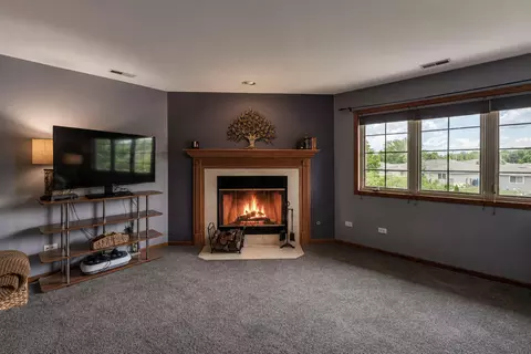 Living - 817 Robin Ct, Dyer, IN 46311 photo 4 of 4