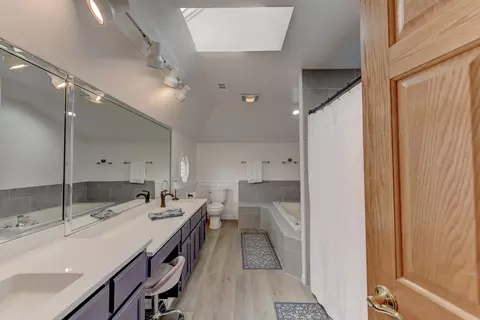 Bath - 817 Robin Ct, Dyer, IN 46311 photo 2 of 4