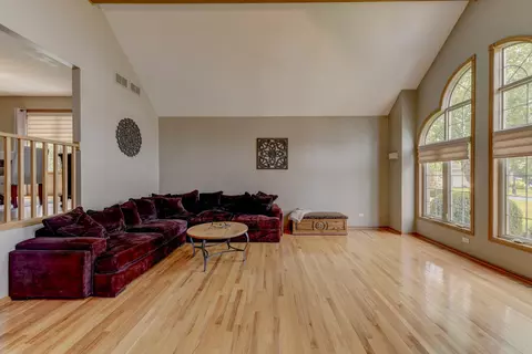 Living - 817 Robin Ct, Dyer, IN 46311 photo 1 of 4