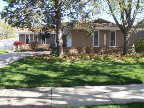 9205 Idlewild Dr, Highland, IN 46322