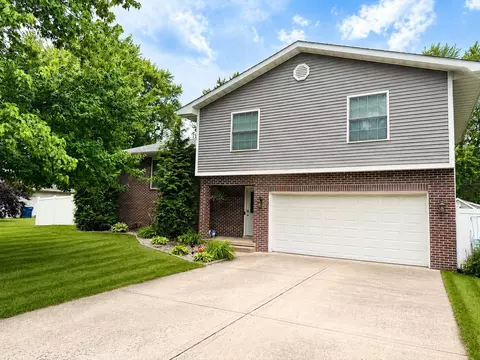 1604 Hickory St, De Motte, IN 46310