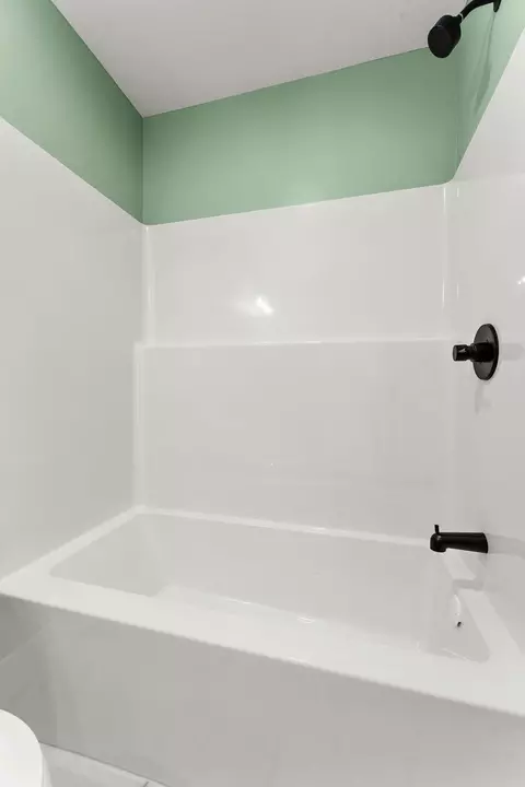 Bath - 1758 Summerlin Dr, Chesterton, IN 46304 photo 3 of 6