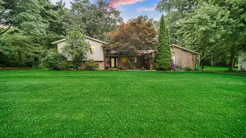 495 Meadowwood Dr, Valparaiso, IN 46385