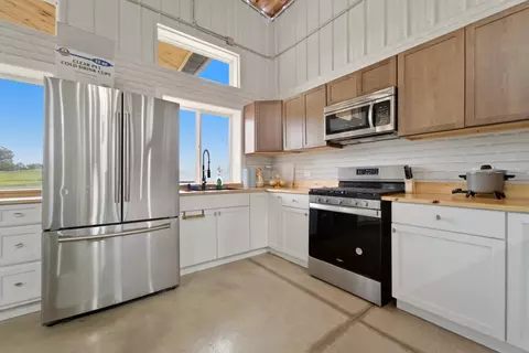 Kitchen - 11493 Stateline Rd, Dyer, IN 46311 photo 7 of 9