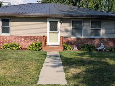 510 S Madison St, Medaryville, IN 47957