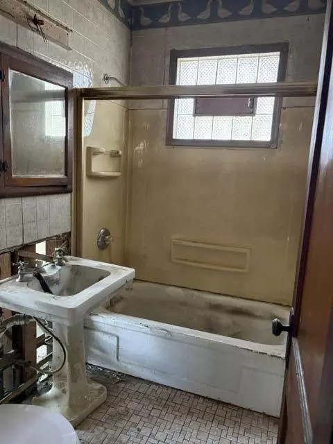 Bath - 1301 Stanton Ave, Whiting, IN 46394 photo 1 of 2