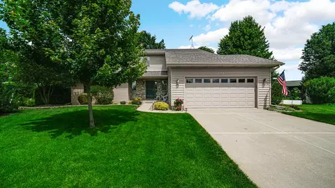 252 Bedford Cir, Valparaiso, IN 46383