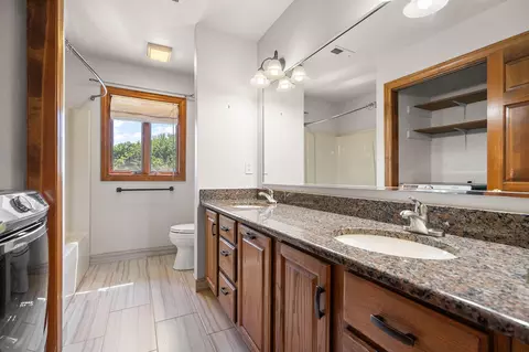 Bath - 600 Morningside Dr, Crown Point, IN 46307 photo 5 of 6