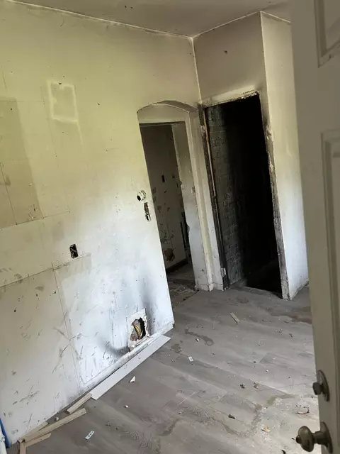 Entry Way - 305 E 41st Ave, Gary, IN 46409 photo 3 of 6
