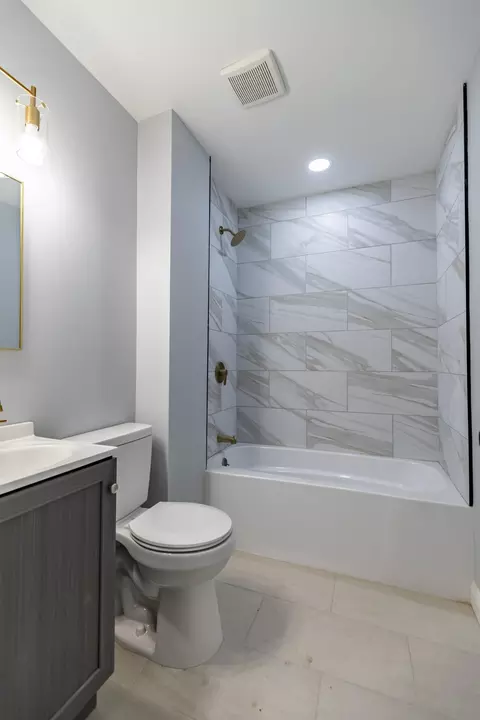 Bath - 2604 Schrage Ave, Whiting, IN 46394 photo 5 of 6