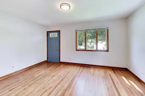 Living - 226 N Jay St, Griffith, IN 46319 photo 2 of 5