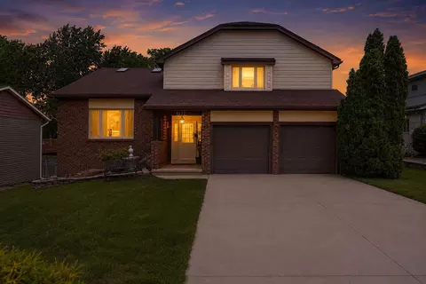 1697 Sunnyslope Dr, Crown Point, IN 46307