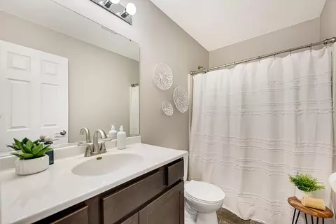 Bath - 13204 Roosevelt Pl, Crown Point, IN 46307 photo 1 of 3