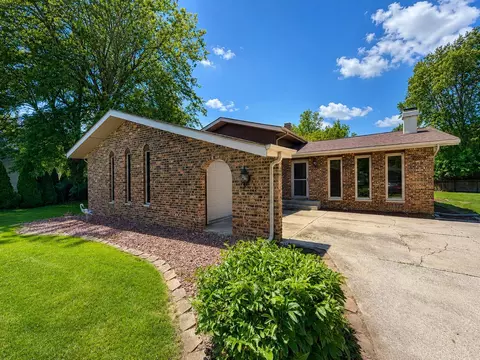 10008 Garfield Ct, Crown Point, IN 46307