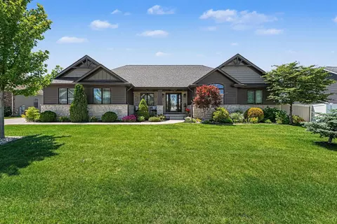 915 Betty Ln, Crown Point, IN 46307
