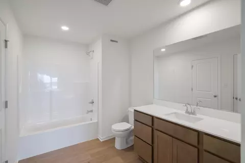 Bath - 1609 Parkside Ln #E, Dyer, IN 46311 photo 2 of 2