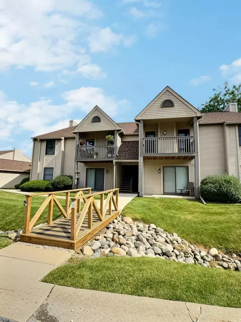 3602 Timberbridge Dr #G, Valparaiso, IN 46383