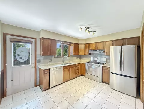 Kitchen - 9443 Oriole Dr, Munster, IN 46321 photo 2 of 2