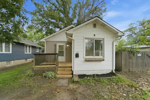 910 E 6th St, Hobart, IN 46342