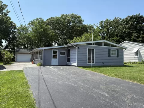 1401 Fairlane Dr, Valparaiso, IN 46383