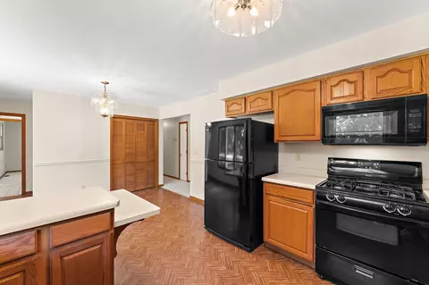 Kitchen - 9082 Estates Dr, De Motte, IN 46310 photo 4 of 5