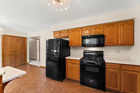 Kitchen - 9082 Estates Dr, De Motte, IN 46310 photo 3 of 5