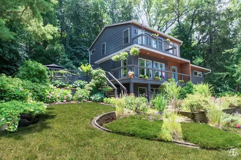 33 Beach Ln, Portage, IN 46368