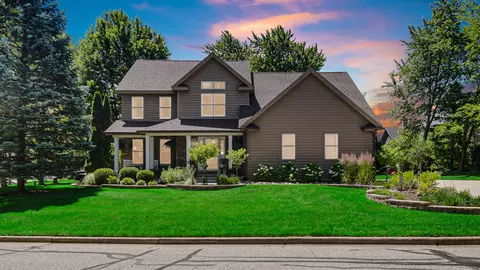 2002 Woodmere Cir, Valparaiso, IN 46383