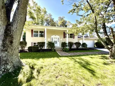 302 Green Acres Dr, Valparaiso, IN 46383