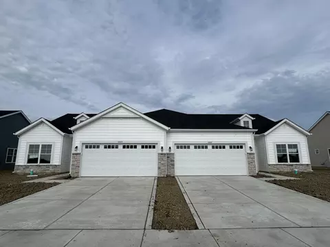 10405 Iowa St, Crown Point, IN 46307