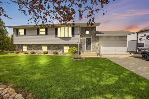 291 Streamwood Dr, Valparaiso, IN 46383