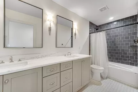 Bath - 2400 Stirling Dr, Valparaiso, IN 46383 photo 3 of 3