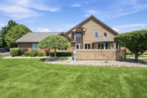Exterior - 944 Cornwallis Ln, Munster, IN 46321 photo 4 of 11