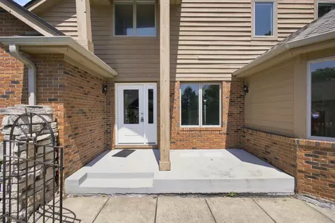 Exterior - 944 Cornwallis Ln, Munster, IN 46321 photo 5 of 11