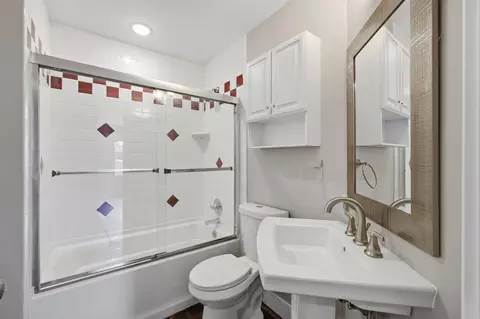 Bath - 944 Cornwallis Ln, Munster, IN 46321 photo 6 of 8