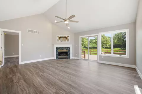 Living - 944 Cornwallis Ln, Munster, IN 46321 photo 2 of 12