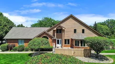 Exterior - 944 Cornwallis Ln, Munster, IN 46321 photo 3 of 11