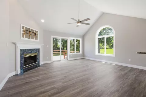 Living - 944 Cornwallis Ln, Munster, IN 46321 photo 1 of 12