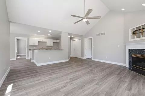 Living - 944 Cornwallis Ln, Munster, IN 46321 photo 3 of 12